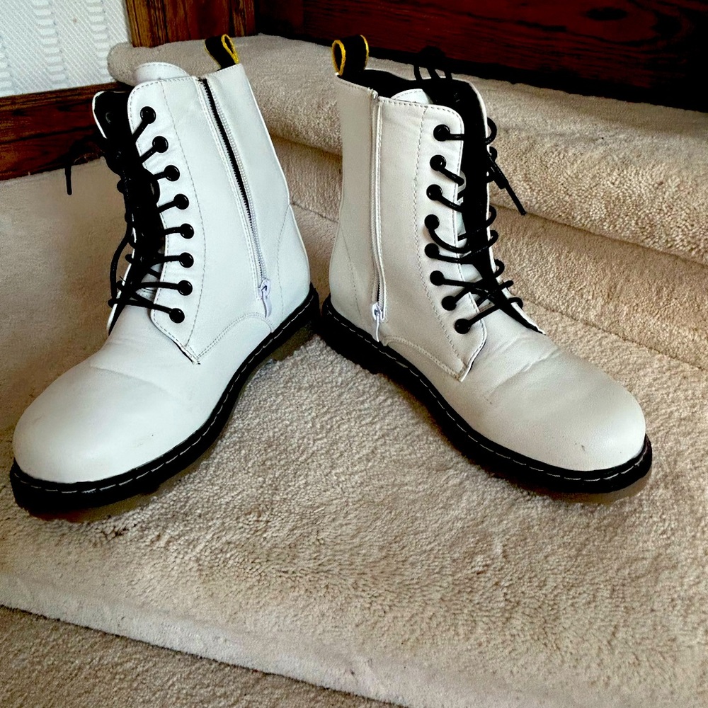Ardene ladies 8 white Chelsey/Combat style boots. Hardly worn.
